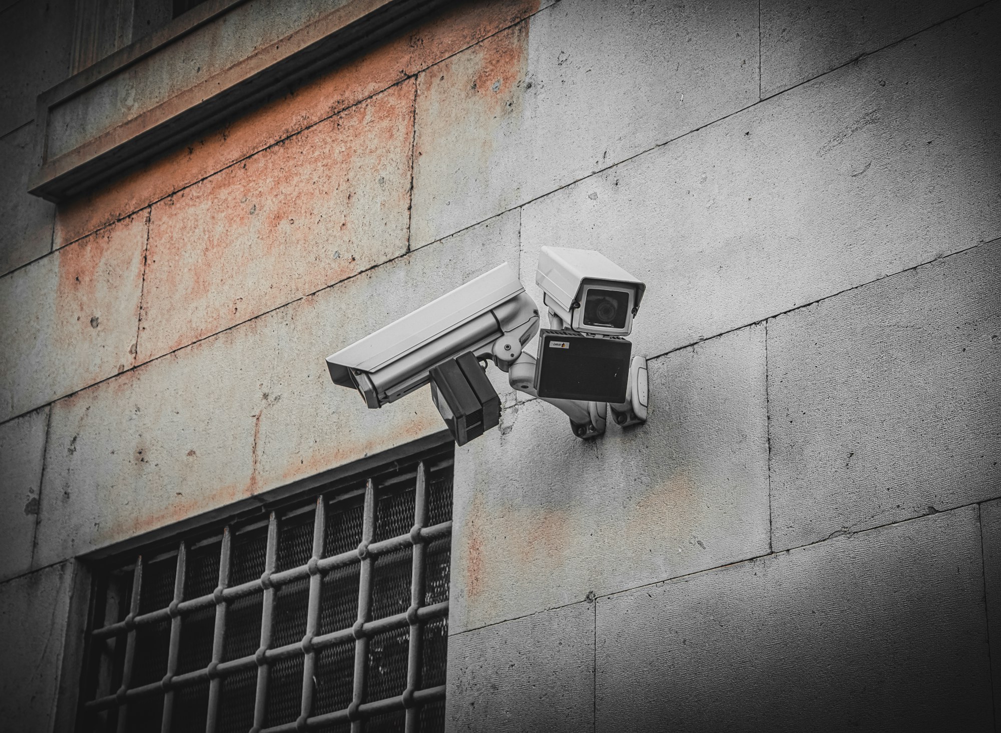 Security equipment protecting a building entrance